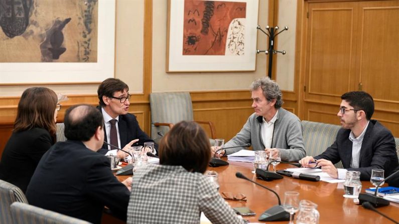 El ministro de Sanidad, Salvador Illa (i), junto al director del Centro de Coordinación del Centro de Alertas y Emergencias Sanitarias, Fernando Simón (2d), durante la reunión del Comité de Seguimiento del Coronavirus celebrada esta mañana en Madrid, donde se ha estudiado la evolución de la epidemia en España. EFE/Víctor Lerena