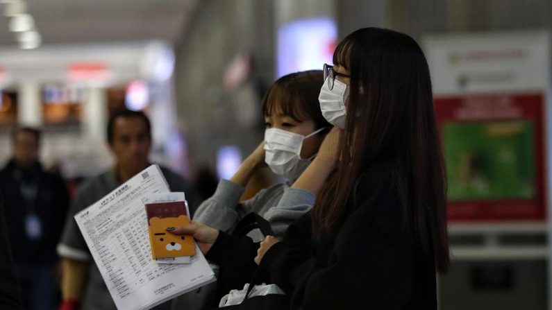 Un grupo de personas usa cubrebocas el 22 de enero de 2020, durante su arribo al Aeropuerto Internacional de Ciudad de México. EFE/Sáshenka Gutiérrez/Archivo
