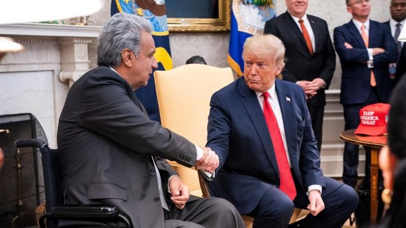 El presidente de Estados Unidos Donald J. Trump y el presidente de Ecuador Lenin Moreno se dan la mano en el Despacho Oval de la Casa Blanca en Washington, DC, EE.UU., el 12 de febrero de 2020. (EFE/EPA/JIM LO SCALZO)