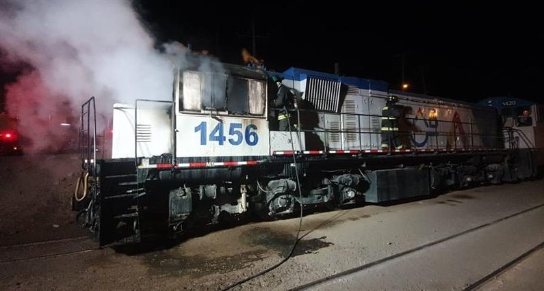 Fotografía cedida por el cuerpo de Bomberos de Antofagasta de la locomotora de un tren de carga, de una empresa minera, que fue incendiado, en la noche del 10 de febrero de 2020, a su paso por la ciudad chilena de Antogasta (norte) por un grupo de encapuchados, en el marco de las protestas que vive el país desde el 18 de octubre del año pasado. EFE/ Bomberos Antofagasta