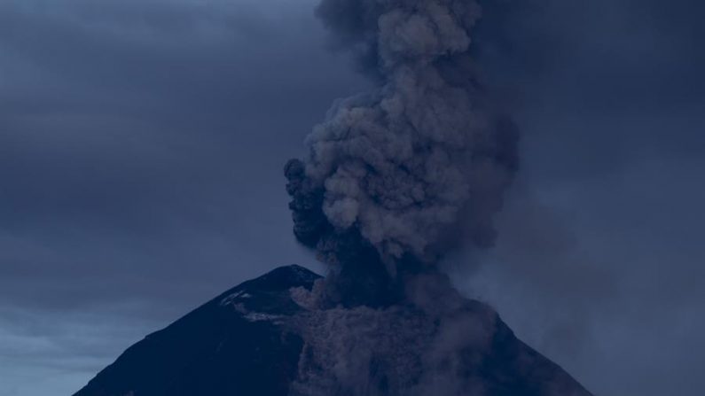 Vista del volcán Tungurahua desde el sector de Huambalo (Ecuador). EFE/José Jácome/Archivo
