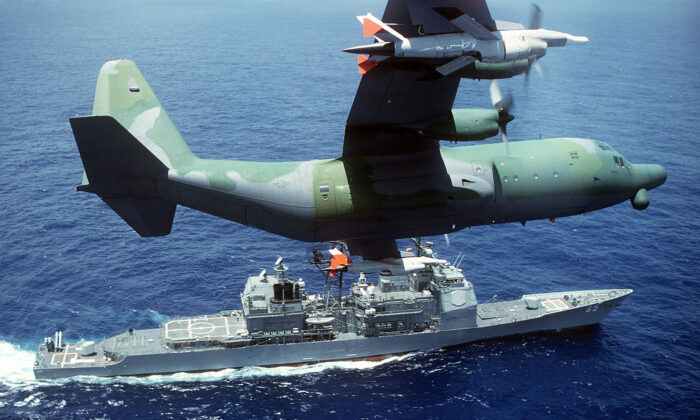 Avión teledirigido Hércules DC-130H pasa por encima del crucero de misiles guiados USS CHOSIN (CG-65). (Foto cortesía de USAF)
