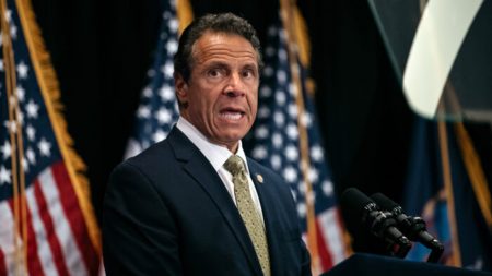 Cuomo discutirá con Trump sobre la exclusión de neoyorkinos en programas de viajeros de confianza