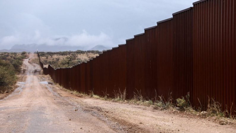 Cerca fronterizo entre Estados Unidos y México, al este de Sasabe, Arizona, el 7 de diciembre de 2018. (Charlotte Cuthbertson/The Epoch Times)