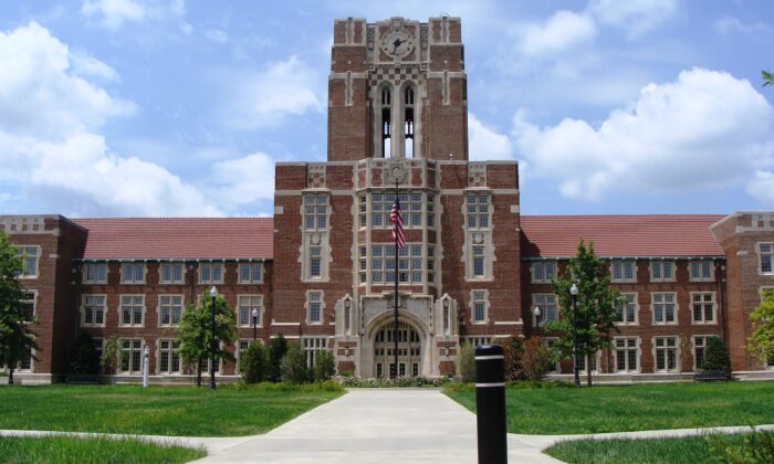 Ayres Hall en la Universidad de Tennessee, Knoxville. Anming Hu, un profesor asociado de la universidad, fue arrestado el 27 de febrero de 2020, por supuestamente mentir sobre su afiliación a una universidad china. (Nightryder84/ CC-BY-3.0/Wikimedia Commons)