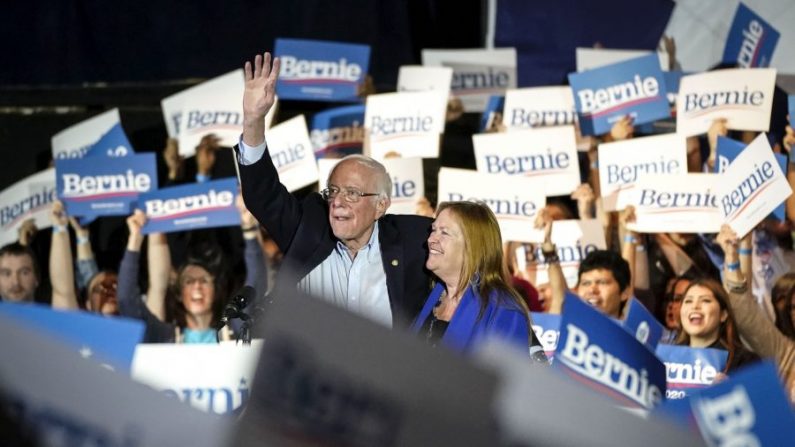 El candidato senador Bernie Sanders (I-Vt.) y su esposa Jane Sanders saludan luego de ganar los comités de Nevada en San Antonio, Texas, el 22 de febrero de 2020. (Drew Angerer/Getty Images)
