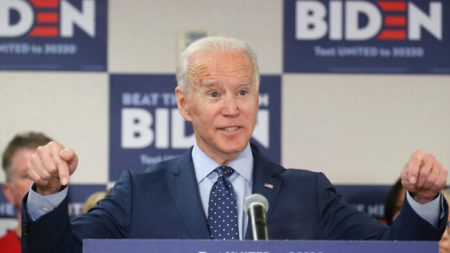 Biden defiende a los superdelegados mientras aboga por una convención abierta
