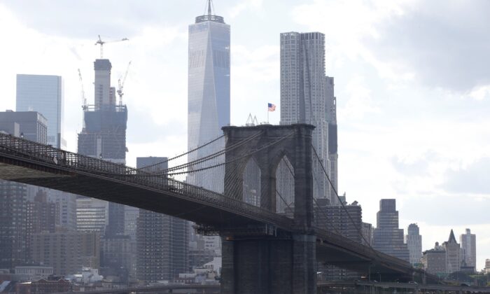 Puente de Brooklyn sobre el East River visto desde el Brooklyn Bridge Park de Nueva York el 30 de junio de 2016. (Kathy Willens/AP Photo)