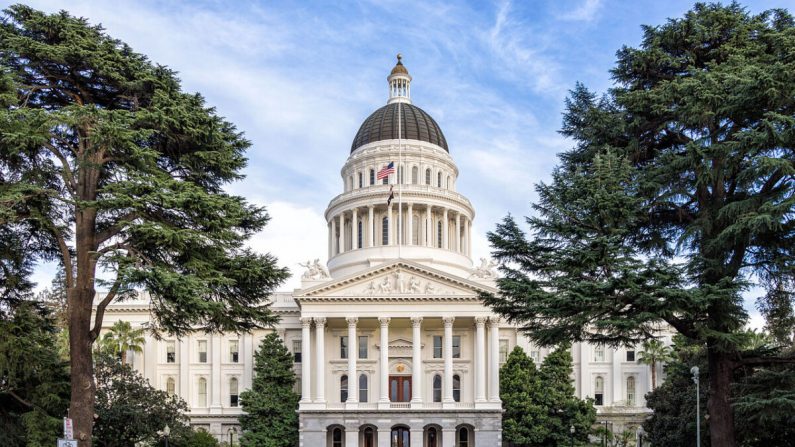 La capital del estado de California en Sacramento, California, el 8 de marzo de 2014. California lidera a todos los estados en cantidad de obligaciones no financiados, con USD 166,600 mil millones. (Andre m, CC BY-SA 3.0, Wikimedia Commons)