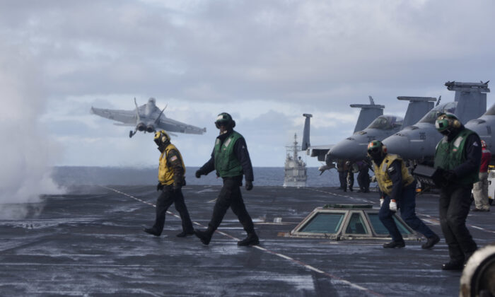 Los marineros se paran en la cubierta de vuelo después de lanzar un Super Hornet F/A-18F del portaaviones de clase Nimitz USS Harry S. Truman (CVN 75), en el Atlántico Norte el 18 de septiembre de 2018. (Anthony Flynn 2da clase/DoD)