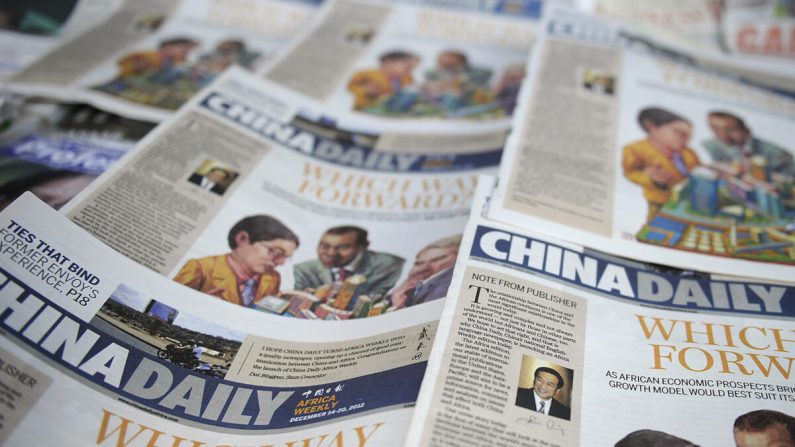 Foto de archivo del periódico China Daily en un quiosco en la capital de Kenia, Nairobi, el 14 de diciembre de 2012. (TONY KARUMBA/AFP a través de Getty Images)