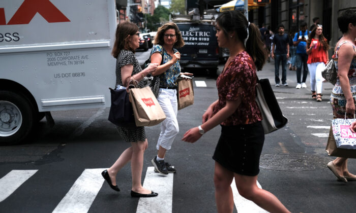 La gente camina a lo largo de una calle comercial en el bajo Manhattan de la ciudad de Nueva York el 5 de julio de 2019. (Spencer Platt/Getty Images)