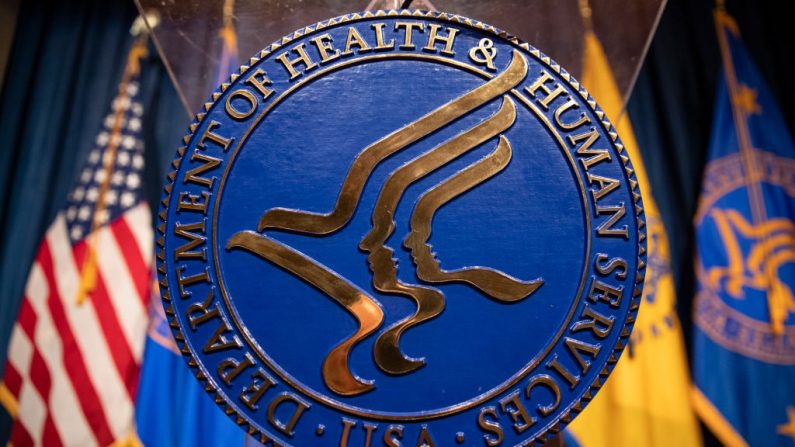 Foto de archivo que muestra el logotipo del Departamento de Salud y Servicios Humanos, en Washington, el 28 de enero de 2020. (Samuel Corum/Getty Images)