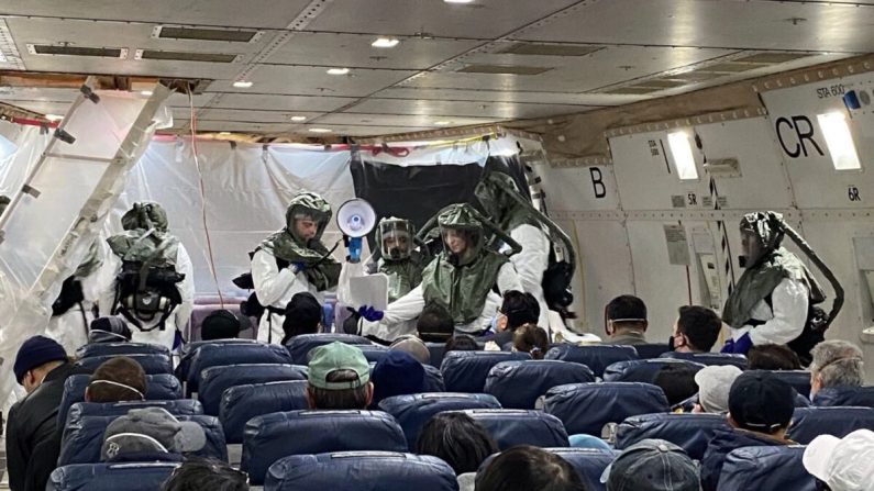 En la mañana del 5 de febrero, David y sus compañeros están en el avión de evacuación y esperan regresar a los Estados Unidos en el aeropuerto de Wuhan Tianhe en Wuhan, China, el 5 de febrero de 2020. (Proporcionado a The Epoch Times por David)