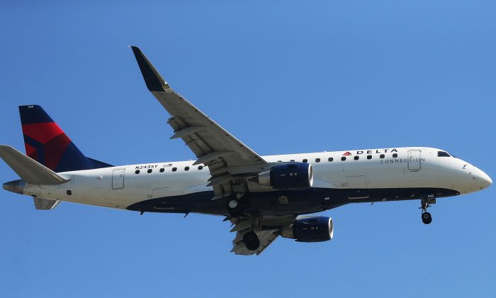 Un avión de Delta Airlines aterriza en el Aeropuerto Internacional de Los Ángeles el 12 de julio de 2018 en Los Ángeles, California. (Mario Tama/Getty Images)