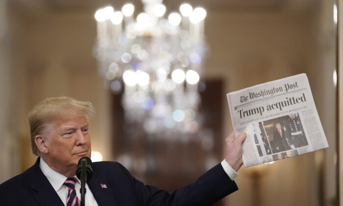 El presidente Donald Trump sostiene una copia del Washington Post mientras habla en el Salón Este de la Casa Blanca un día después de que el Senado de los EE.UU. lo absolviera de dos artículos de impeachment, el 6 de febrero de 2020. (Drew Angerer/Getty Images)