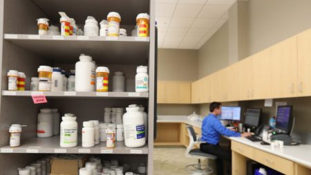 FDA suspende inspección de medicamentos en China y advierte sobre escasez de suministros médicos