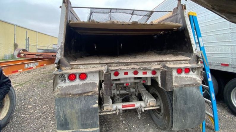 Camión donde el jueves 30 de enero fueron descubiertos 36 migrates bajo una carga de basura. ( (CBP South Texas
@CBPSouthTexas)