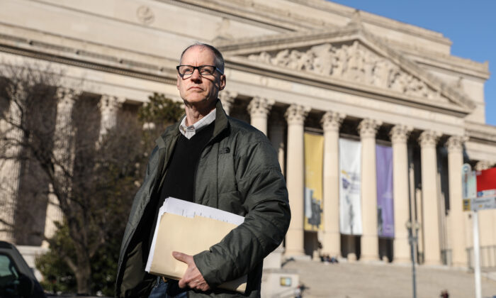 Don Lueders, un excontratista del gobierno y administrador certificado de registros, está frente al edificio de los Archivos Nacionales en Washington, el 8 de febrero de 2020. (Samira Bouaou/Epoch Times)