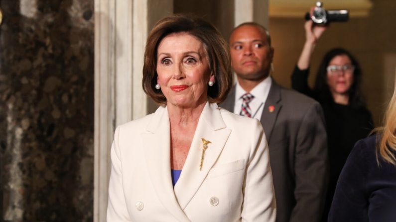 La presidenta de la Cámara de Representantes, Nancy Pelosi (D- Calif.), camina a través de Statuary Hall hasta la Cámara de la Cámara para el discurso del Presidente Donald Trump sobre el Estado de la Unión en el Capitolio en Washington el 4 de febrero de 2020. (Charlotte Cuthbertson/The Epoch Times )