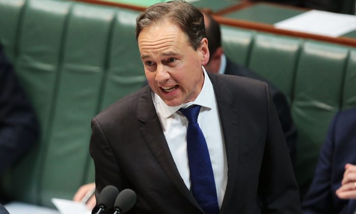 El ministro de Salud de Australia, Greg Hunt, durante el turno de preguntas en la Casa del Parlamento en Canberra, Australia, el 10 de mayo de 2017. (Stefan Postles/Getty Images)
