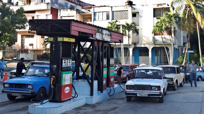 Varios vehículos esperan para abastecerse de combustible en una gasolinera el 11 de febrero de 2020 en La Habana (Cuba). EFE/ Yander Zamora