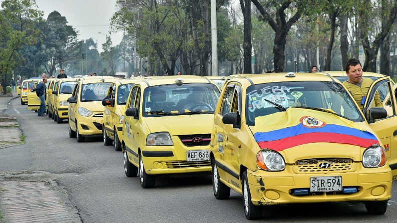 Miles de taxistas se reúnen en Bogotá, Colombia, el 14 de marzo de 2016, para protestar contra la aplicación móvil de reserva de taxis Uber. (GUILLERMO LEGARIA / AFP / Getty Images)