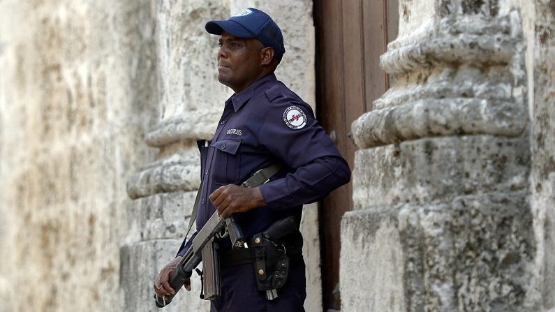Un policía de una unidad especial hace guardia en el centro de La Habana, Cuba, el 18 de septiembre de 2015.  (Filippo Monteforte/AFP/Getty Images)