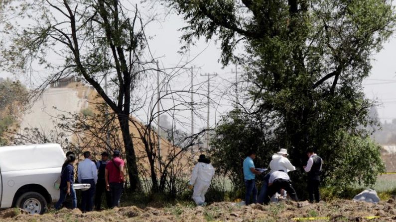 Fotografía fechada el 24 de febrero del 2020 que muestra a peritos forenses laborando en la zona donde fueron hallados los cuerpos de estudiantes en la comunidad de Santa Ana Xalmimilulco, perteneciente al municipio de Huejotzingo, en el estado de Puebla (México). EFE/ Hilda Ríos