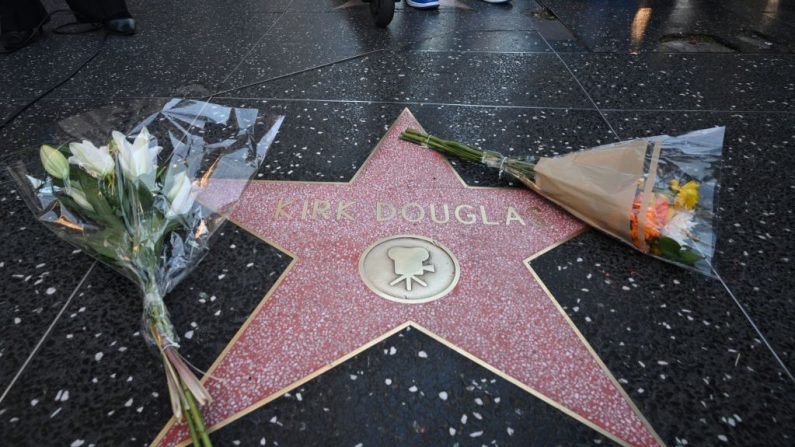 Las flores se colocan en la estrella del fallecido actor Kirk Douglas, el 5 de febrero de 2020 en el Paseo de la Fama en Hollywood, California (EE.UU.). (ROBYN BECK / AFP / Getty Images)