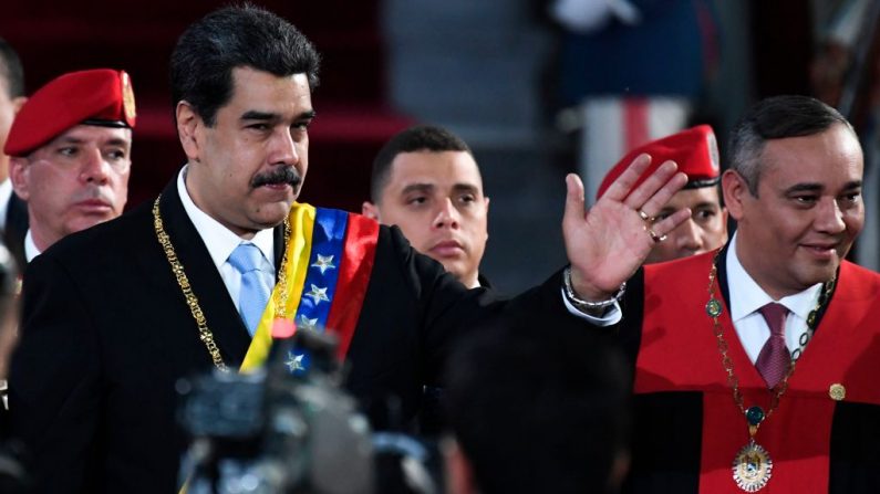 El líder chavista venezolano, Nicolás Maduro (izq.) saluda al presidente de la Corte Suprema de Justicia, Maikel Moreno (d), a su llegada para la ceremonia de apertura del año judicial en la Suprema Corte de Justicia de Caracas, el 31 de enero de 2020. (YURI CORTEZ / AFP/ Getty Images)