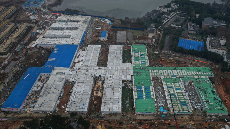 La construcción del Hospital Huoshenshan a punto de concluir en Wuhan, China, el 2 de febrero de 2020. (Stringer / Getty Images)