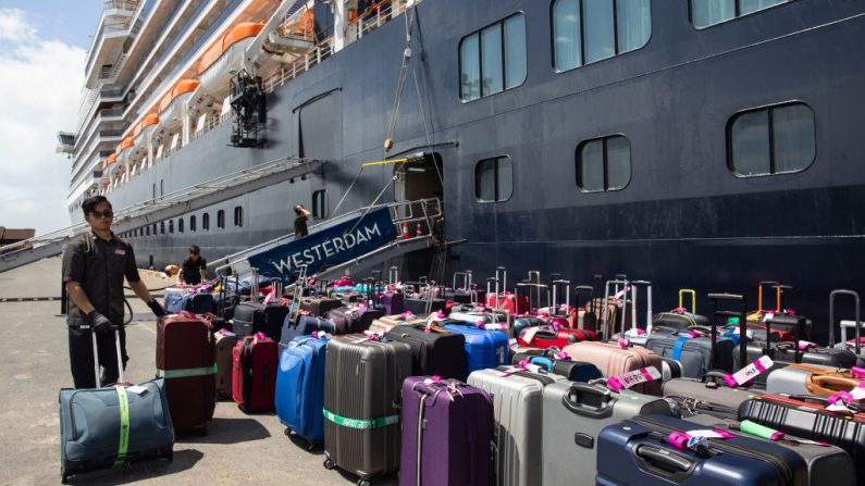 El equipaje de los pasajeros del crucero se descarga del crucero MS Westerdam después de estar varado durante dos semanas, ahora atracado el 14 de febrero de 2020 en Sihanoukville, Camboya. (Paula Bronstein / Getty Images)