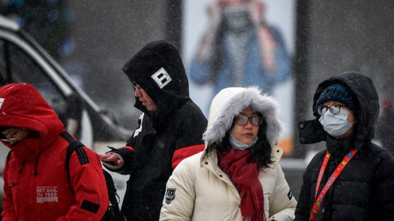 Los turistas, con el que llevaba una máscara médica, caminan por una calle en Moscú (Rusia) el 29 de enero de 2020. (ALEXANDER NEMENOV / AFP / Getty Images)