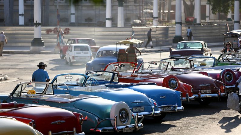 Se ven automóviles antiguos estadounidenses en la calle de La Habana, Cuba, mientras sus dueños esperan a los turistas que deseen un aventón el 1 de marzo de 2015. (Joe Raedle / Getty Images)