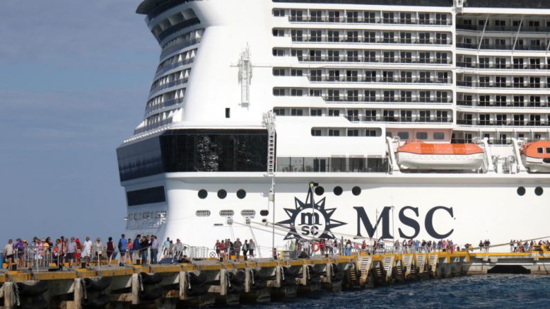 El crucero MSC Meraviglia, que fue rechazado por Jamaica y las Islas Caimán después de que un miembro de la tripulación diera positivo en la prueba de la gripe, se ve atracado en Cozumel, México, el 28 de febrero de 2020. (JOSE CASTILLO/AFP/Getty Images)