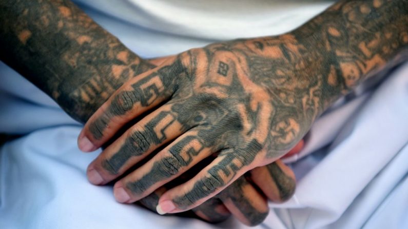 Foto de un exmiembro de la pandilla MS-13. (Oscar Rivera/AFP/Getty Images)