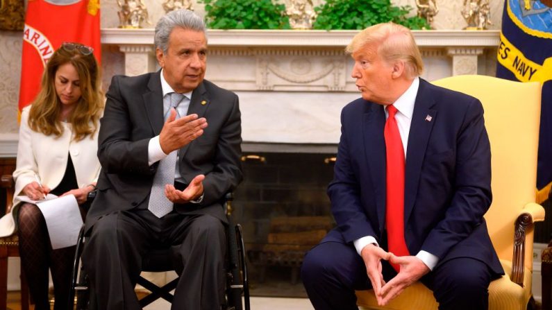 El presidente de EE.UU., Donald Trump (d), se reúne con el presidente de la República del Ecuador, Lenin Moreno, en la Oficina Oval de la Casa Blanca en Washington, DC (EE.UU.), el 12 de febrero de 2020. (JIM WATSON / AFP / Getty Images)