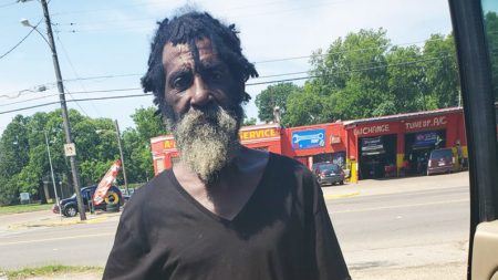 Papá sin hogar recibe un cambio de imagen, dándole un impulso muy necesario y una segunda oportunidad