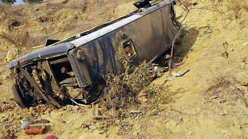 En una foto de archivo, un autobús que se cayó de la ruta causando la muerte de 8 personas en Máncora, Perú, el 15 de febrero de 2020. (Zapotillo TV / AFP / Getty Images)