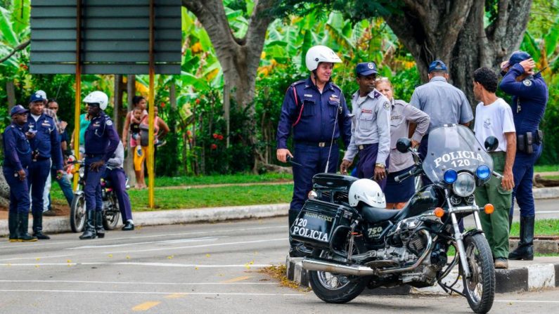 Oficiales de policía están desplegados en las calles de La Habana (Cuba) el 18 de mayo de 2018. (ADALBERTO ROQUE/AFP/Getty Images) 