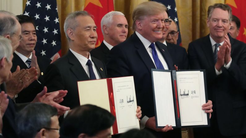 El presidente de los Estados Unidos, Donald Trump, y el viceprimer ministro chino, Liu He, sostienen acuerdos firmados para la primera fase de un acuerdo comercial entre EE.UU. y China, en la División Este de la Casa Blanca, el 15 de enero de 2020 en Washington DC. (Mark Wilson / Getty Images)