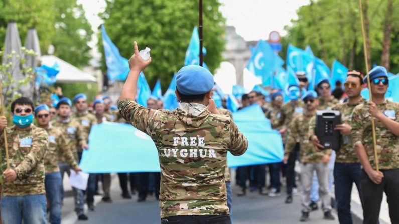 Los uigures participan en una marcha de protesta pidiendo a la Unión Europea que pida a China que respete los derechos humanos en la región china de Xinjiang y que solicite el cierre del "centro de reeducación" donde están detenidos varios uigures, durante una manifestación en la UE instituciones en Bruselas (Bélgica) el 27 de abril de 2018. (Emmanuel Dunand/ AFP / Getty Images)