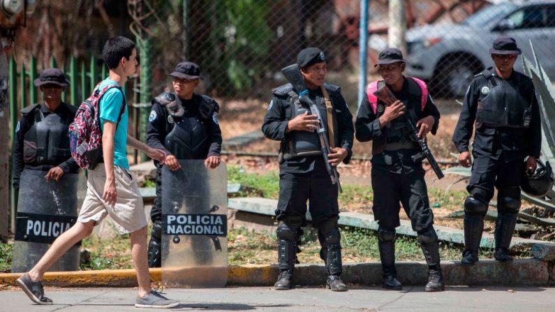 Miembros de la policía nicaragüense hacen guardia durante una protesta de estudiantes universitarios exigiendo al régimen de Ortega que liberen a los presos políticos en Managua, el 3 de febrero de 2020, en Nicaragua. (INTI OCON / AFP / Getty Images)