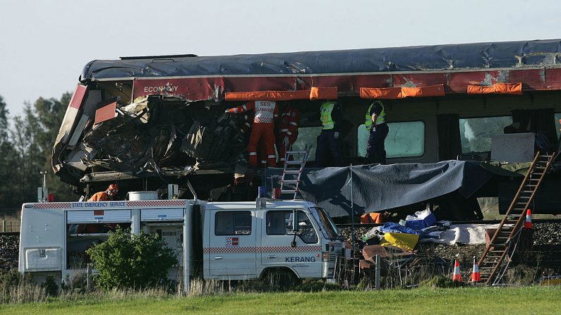 Vista de restos de un tren que permanecen en la escena del accidente, después de una colisión fatal con un camión el 6 de junio de 2007 en Kerang, Australia. (Lucas Dawson / Getty Images)