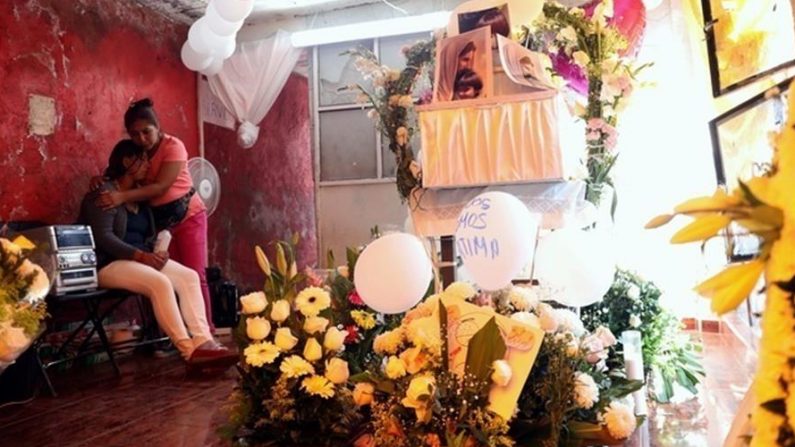 María Magdalena Anton (i) recibe el consuelo de una mujer durante el funeral de su hija Fátima el 18 de febrero de 2020, en el barrio Tulyehualco de la Ciudad de México (México). EFE/ Sashenka Gutiérrez