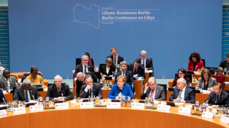 En esta foto proporcionada por la Oficina de Prensa del Gobierno Alemán (BPA), la canciller alemana Angela Merkel (c), el ministro de Asuntos Exteriores alemán Heiko Maas (tercero de i), el ministro de Asuntos Exteriores de la UE, Josep Borell (segundo de i) y el Presidente de la Comisión de la Unión Africana, Moussa Faki Mahamat (i), asistieron a la sesión principal en una cumbre internacional sobre la paz en Libia en la Cancillería el 19 de enero de 2020 en Berlín, Alemania. (Guido Bergmann / Bundesregierung / Getty Images)
