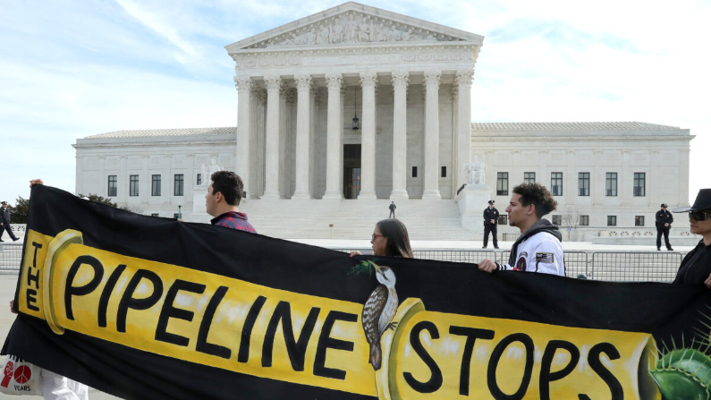 Los grupos de activistas climáticos protestan frente a la Corte Suprema de los EE. UU. mientras se escuchan argumentos orales en el Servicio Forestal de los EE. UU. y Atlantic Coast Pipeline, sobre el caso LLC v. Cowpasture River Assn., en Washington el 24 de febrero de 2020. (Mark Wilson / Getty Images)