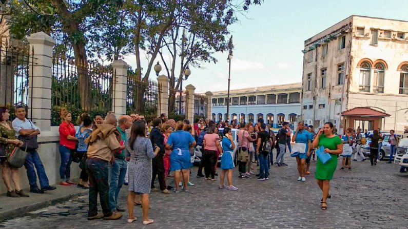 Los trabajadores abandonan el edificio de la Lonja del Comercio (Mercado de Comercio) después de un terremoto en La Habana el 28 de enero de 2020. (ADALBERTO ROQUE / AFP / Getty Images)