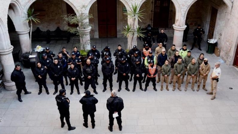 Fotografía cedida el 24 de febrero de 2020 por la Fiscalía del estado de Jalisco (México), durante el operativo donde unos 160 policías del municipio de San Juan de los Lagos, en el occidental estado mexicano de Jalisco, fueron desarmados y relevados de su puesto por sospechas de nexos con grupos del crimen organizado. EFE/FISCALIA DE JALISCO